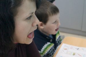 Занятие с логопедом-дефектологом